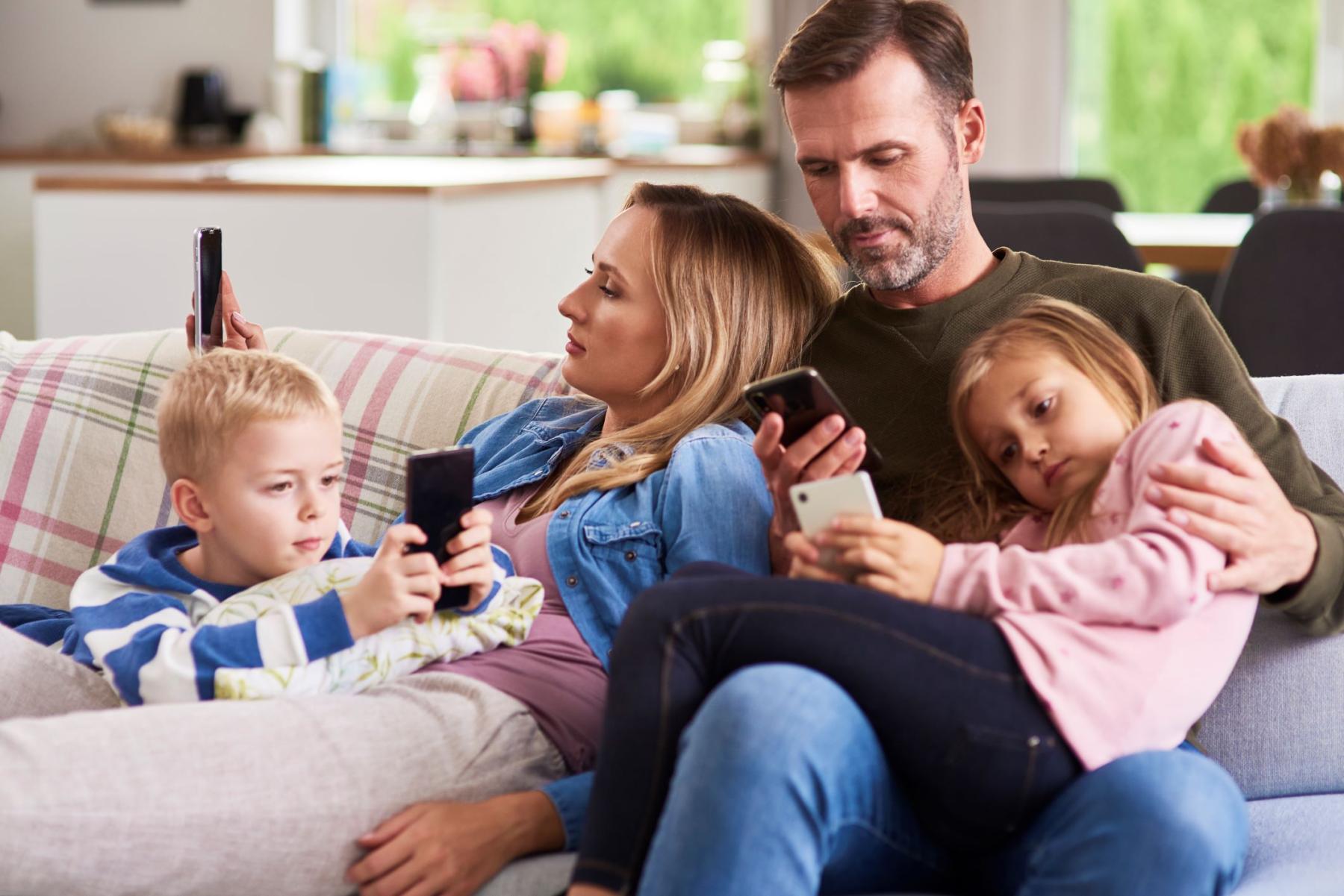 Parent power. Гаджеты для младенцев. Family watch TV. Мобильное мошенничество. Bored Family.